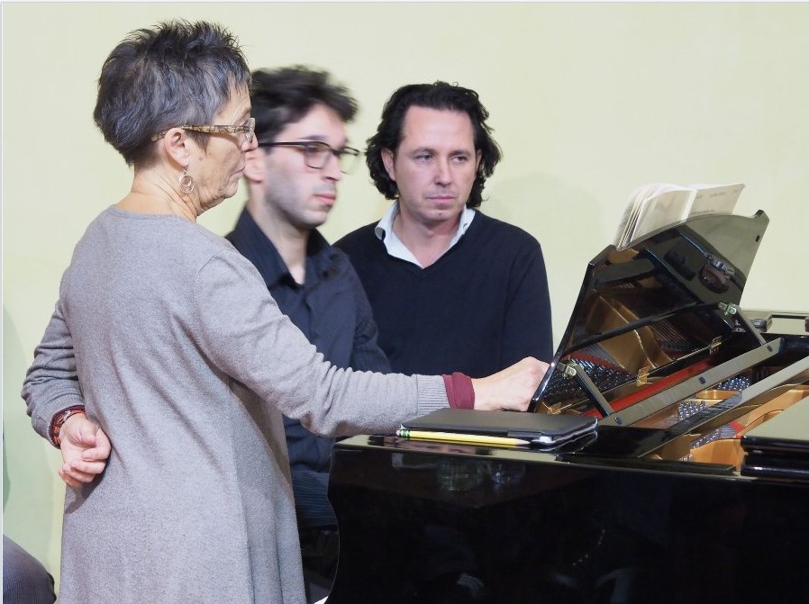 Maria João Pires and Giuseppe Ravì with a student