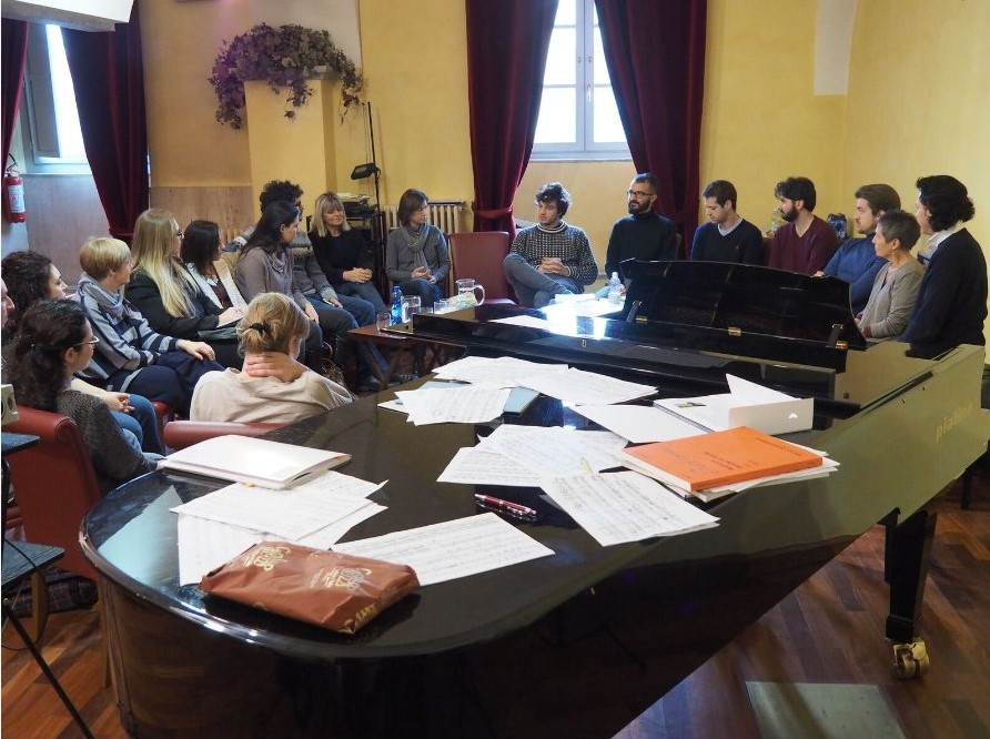 Maria João Pires and her assistents with all students