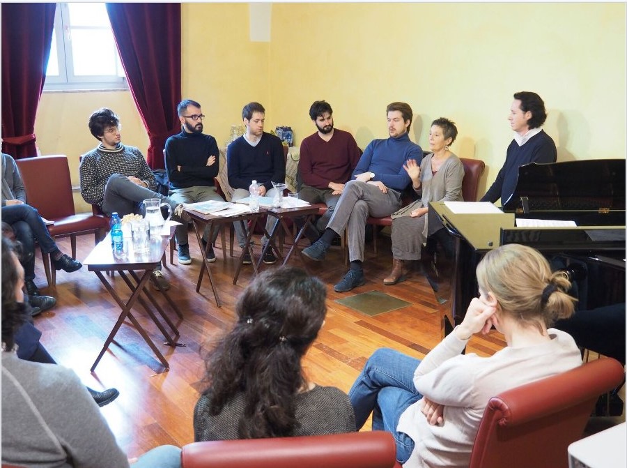 Maria João Pires talking to the students