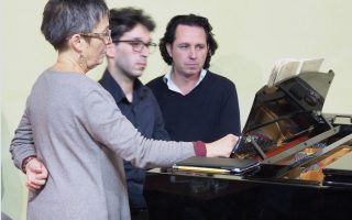 Maria João Pires and Giuseppe Ravì with a student